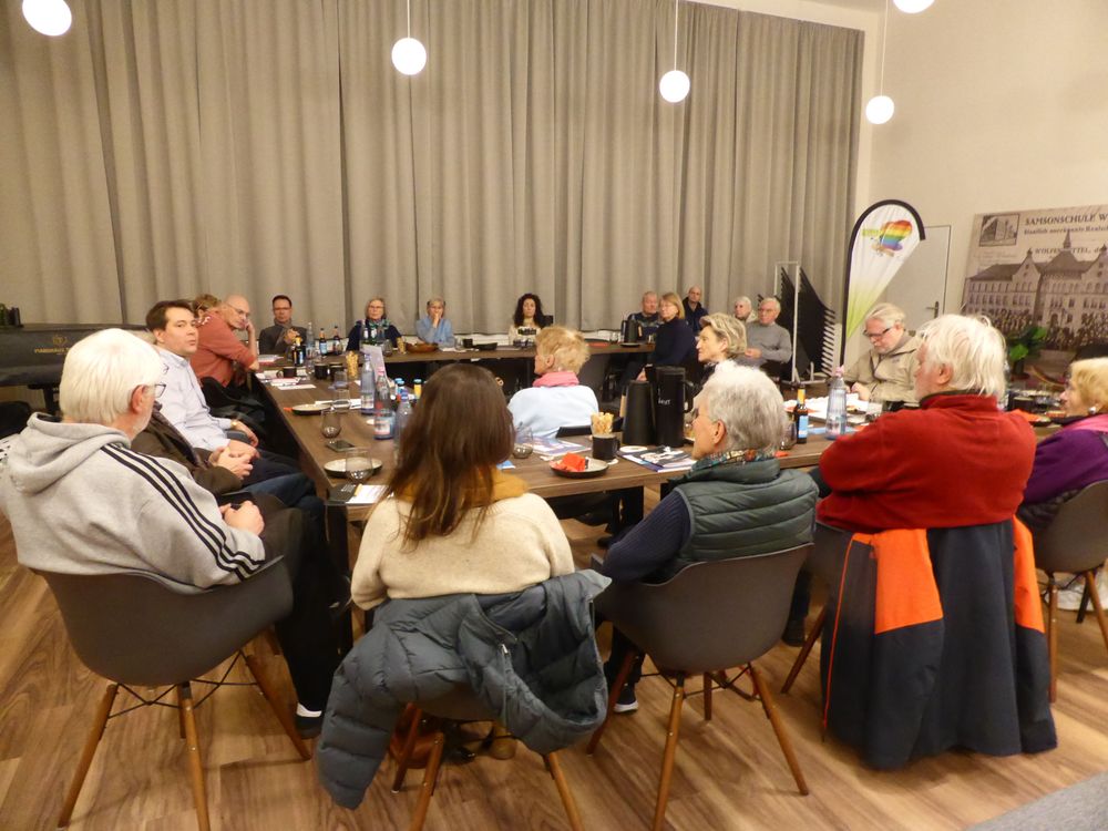 17.12.2025 - Die große Teilnehmendenrunde aus dem Bündnis gegen Rechtsextremismus in Stadt und Land Wolfenbüttel - im Emil Berliner Saal der Samsonschule im Gespräch mit dem Geschäftsführenden Direktor des Moses Mendelsohn Institut Dr. Stefan Brauckmann 