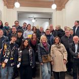 Einige Teilnehmende des Rotary Clubs Salzgitter-Wolfenbüttel-Vorharz im denkmalgeschützten Eingangsbereich der ehemaligen Samsonschule, Neuer Weg 50, Wolfenbüttel